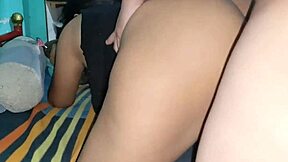 cogiendo a mam� soltera culona latina en cuatro con vagina peluda gruesa mientras tv prendida y hijos juegan afuera