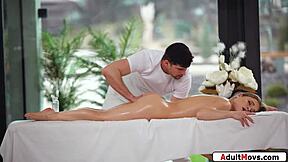 娇小俄罗斯18+女优屁眼抠挖深喉怪物巨屌狂肛硬干