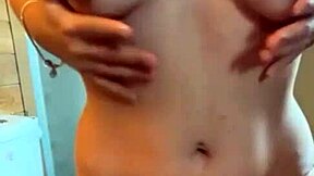 JOVENCITA CACHONDA SE MASTURBA CON TOYS EN SU PUSY!