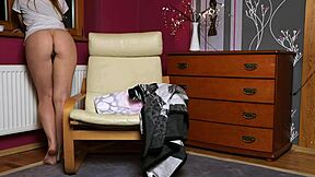 Whoa, young mommy masturbates her perfect ass so hot!