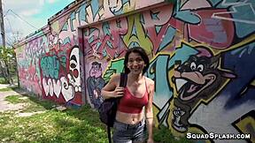 毛逼骚货莱莉·琼户外翘臀挨大屌猛捅 POV 😈🍆💦