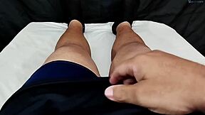 Flagrei minha esposa se masturbando com brinquedo... pau pequeno mas ela adora meu gozo!