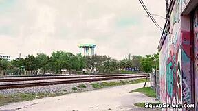 毛逼骚货莱莉·琼户外翘臀挨大屌猛捅 POV 😈🍆💦