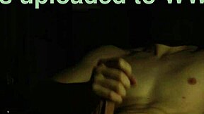 Atractivo joven de 23 se masturba intensamente