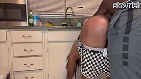 继兄拔黑妹屁眼玻璃肛塞然后猛干！