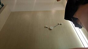 试衣间偷拍18+少女走光嫩逼