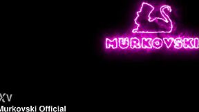 摄像师制片人想跟瘦文身娃娃三人行？