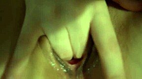 忍高潮一周终于近距离抠紧湿穴