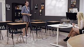 黑长腿辣妹骑老板大屌办公室激烈猛操