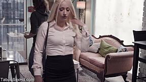 黑长腿辣妹骑老板大屌办公室激烈猛操