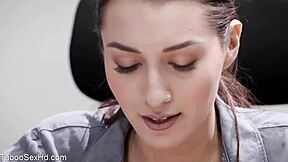 黑长腿辣妹骑老板大屌办公室激烈猛操