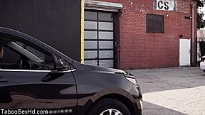 黑长腿辣妹骑老板大屌办公室激烈猛操