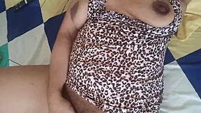 hijastra caliente gimiendo fuerte en cama del padrastro