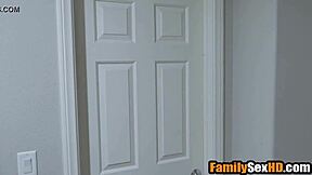 继女偷继妈假鸡巴自慰被抓现行