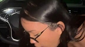 asiática novinha sem camisinha com o motorista de app