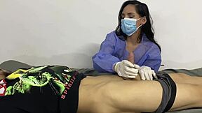 a mi paciente se le para la verga enorme y no aguanto chuparsela toda 😏👅💦