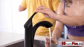 娇小亚洲Lulu Chu怎么深喉Jay Romero再被猛干？