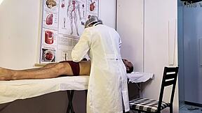 Paciente fica duro na frente da enfermeira gostosa no exame 😈🍆💦