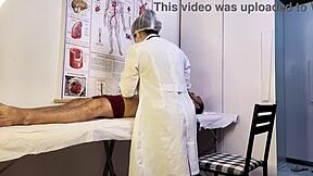 Paciente fica duro na frente da enfermeira gostosa no exame 😈🍆💦