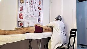 Paciente fica duro na frente da enfermeira gostosa no exame 😈🍆💦