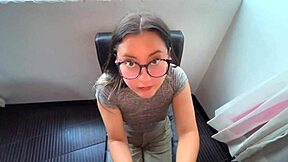 follando la amiga de mi novia... dejo su coño chorreando leche caliente