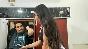 Ama de casa infiel seduce al plomero mientras su marido no ve