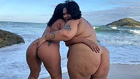 beach babes reunite flashing big asses for public pussy lick?